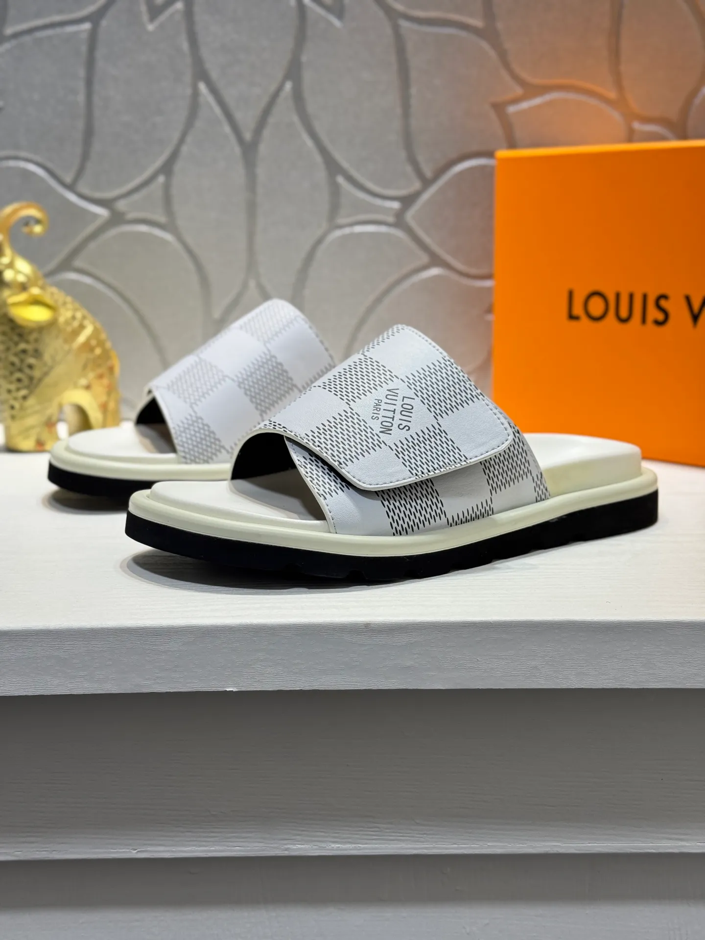 Men's Men's Shoes💰360 [New Style]🦇🦇Top Original [Louis Vuitton] Slippers for Couples👫Spring and Summer Style🎯🎯As an active family in the fashion industry ⭐ Lv takes bold innovation as its true nature ⚡Fabric and floral with hardware🔥Clean and neat ⚡Fashionable and elegant🌹Multiple colors available Size: 36-44 (45. Customized